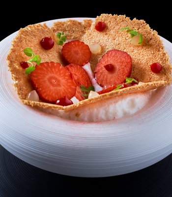 Kokosov espuma/ jahody/ zzvor/ kokos chips - Zážitková restaurace v Praze